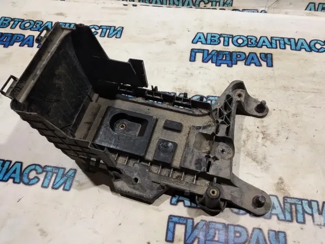 Крепление АКБ Audi A3  1K0915333C Отличное состояние