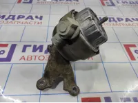 Опора двигателя левая Audi A6 (С6) 4F0199379. С кронштейном.