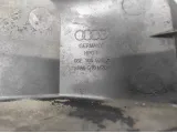 Накладка декоративная на двигатель Audi A6 (С6) 06E103925H. Сломано крепление.