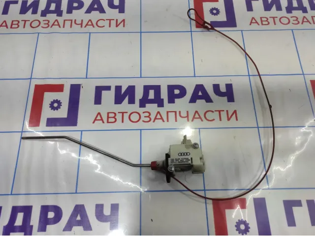 Активатор замка крышки бензобака Audi A6 (С6) 4F0862153B. Сломан разьем.