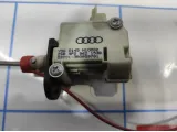 Активатор замка крышки бензобака Audi A6 (С6) 4F0862153B. Сломан разьем.