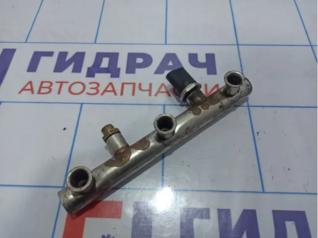 Рейка топливная левая Audi A6 (С6) 06E130089B.