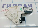 Моторчик стеклоподъемника правый Audi Q7 (4L) 4L0959802B
