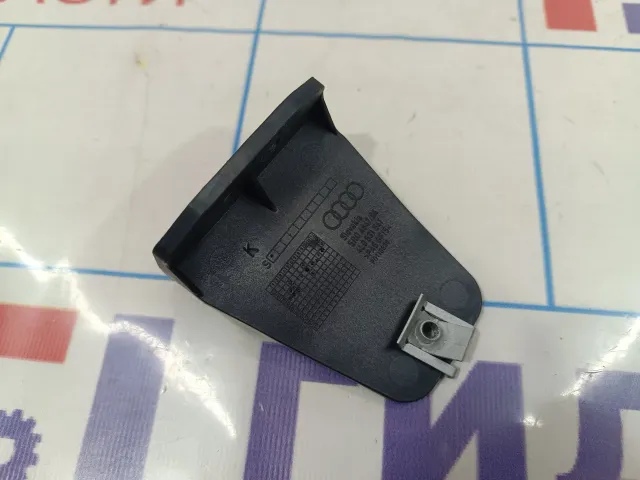 Кронштейн крепления обшивки двери Audi Q7 (4L) 4L0831541