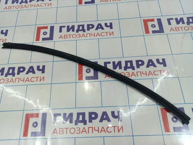 Уплотнитель стекла переднего левого Audi Q7 (4L) 4L0837479