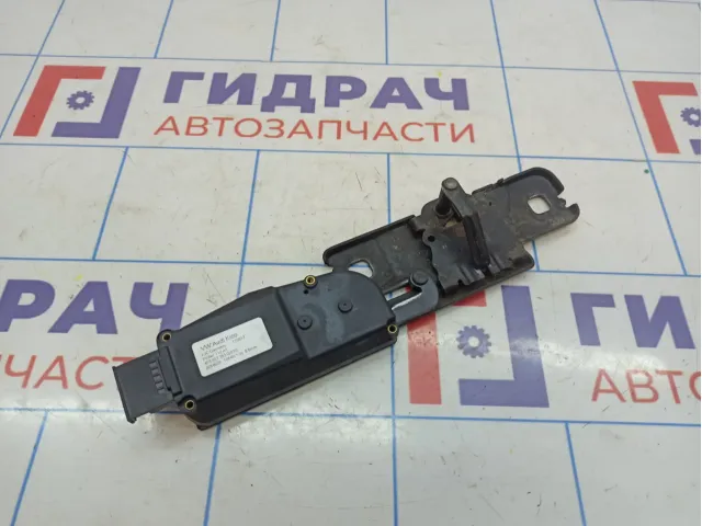 Ответная часть замка багажника Audi Q7 (4L) 4F9827383G