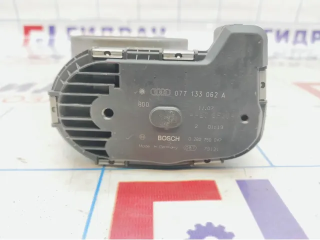 Заслонка дроссельная электрическая Audi Q7 (4L) 077133062A
