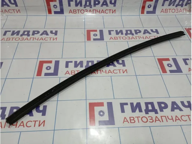 Уплотнитель стекла двери передней правой Audi Q7 (4L) 4L0837480