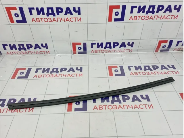 Уплотнитель стекла переднего левого Audi A3 (8P) 8P4837479