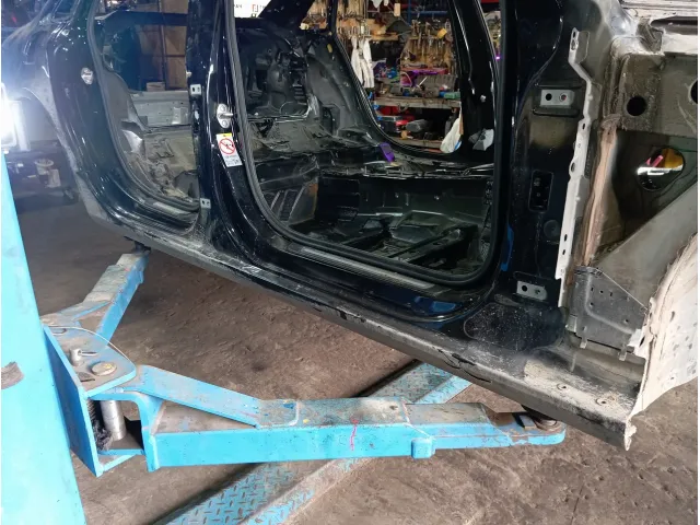 Порог со стойкой правый Audi A4