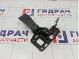 Крючок капота Audi A4 8T0823480