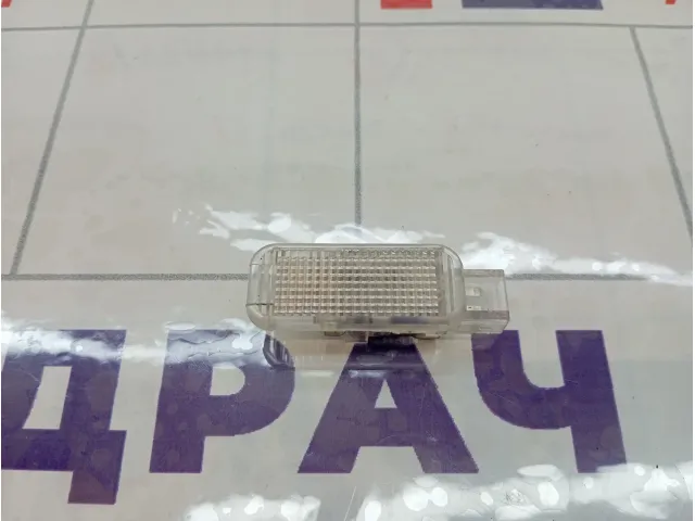 Плафон салонный Audi A4 4B0947415