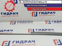 Накладка декоративная правая Audi A8 4E1853192H8H4. На торпедо. Потертость, сломаны крепления.