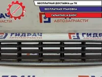 Решетка в бампер центральная Audi A8 4E0807667A. Дефект хрома.
