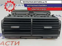 Дефлектор воздушный центральный Audi Q7 4L0820951. Дефект.