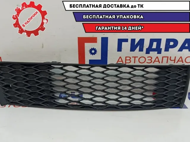 Решетка в бампер правая Audi Q7 4L0807698B. Дефект.