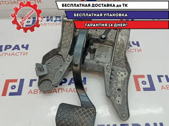 Педаль тормоза Audi Q7 7L0723142D. С кронштейном.
