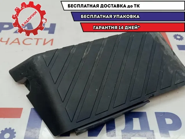Накладка под ногу водителя Audi Q7 4L1864777. Потертость.