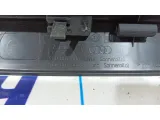 Обшивка двери багажника верхняя Audi Q7 4L0867606A.