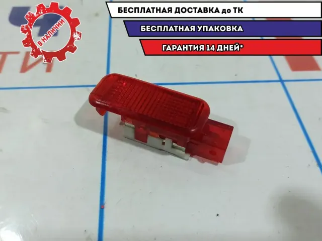 Плафон салонный Audi Q7 8D0947411.