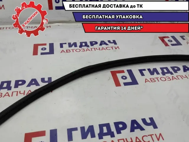 Накладка (уплотнитель) стекла переднего правого Audi Q7 4L0837480.