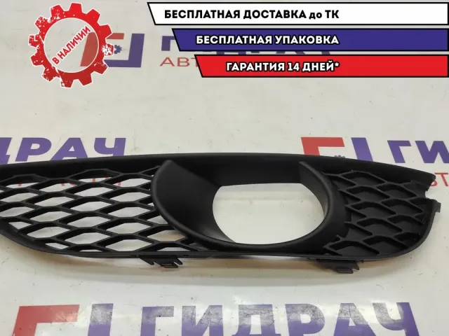 Решетка в бампер левая нижняя Audi Q7 4L0807675C. Дефект.