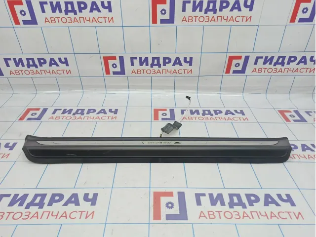 Накладка порога внутренняя правая BMW 6 (F13) 51477264438. С подсветкой. Царапины, дефект креплений.