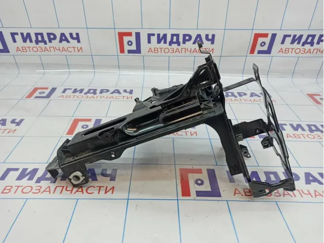 Кронштейн фар правый BMW 6 (F13) 51647211520.