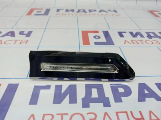 Повторитель на крыло левый белый BMW 7-Series (F02) 63137203371.