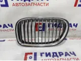 Решетка радиатора левая BMW 7-Series (F02) 51117184151. Потертость.