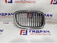 Решетка радиатора правая BMW 7-Series (F02) 51117184152. Потертость.