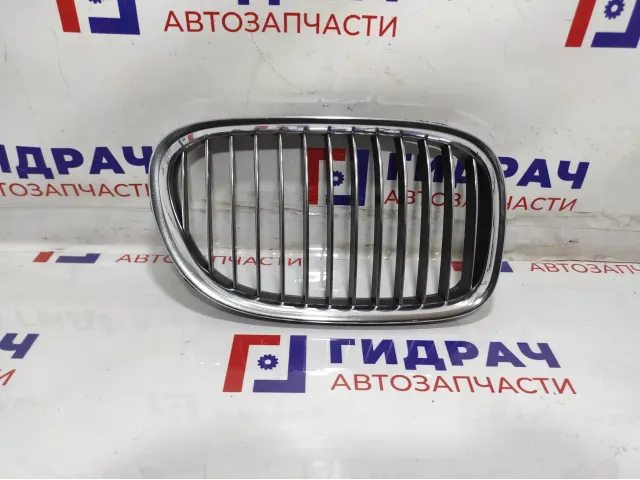 Решетка радиатора правая BMW 7-Series (F02) 51117184152. Потертость.