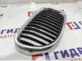 Решетка радиатора правая BMW 7-Series (F02) 51117184152. Потертость.