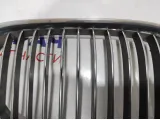 Решетка радиатора правая BMW 7-Series (F02) 51117184152. Потертость.