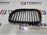 Решетка радиатора правая BMW 7-Series (F02) 51117184152. Потертость.