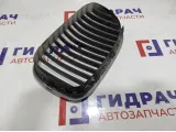 Решетка радиатора правая BMW 7-Series (F02) 51117184152. Потертость.