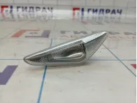 Повторитель на крыло правый белый BMW X6 (E71) 63137171008