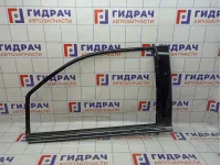 Накладка стекла двери передней левой наружная Cadillac Escalade III 20772075. Дефект.