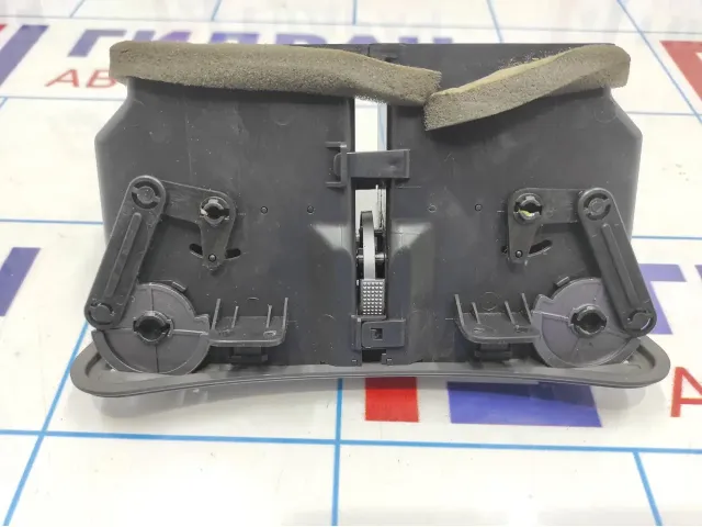 Дефлектор воздушный центральный Chery indiS S185305110BA. Дефект.