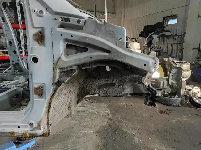 Лонжерон передний правый Chery indiS . Дефект кронштейна.