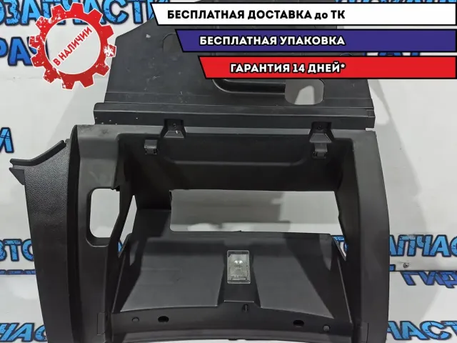 Корпус бардачка Chevrolet Cruze 96985561. Сломано крепление плафона.
