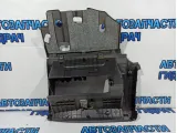 Корпус бардачка Chevrolet Cruze 96985561. Сломано крепление плафона.