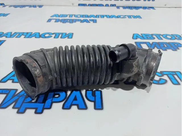 Патрубок воздушного фильтра Chevrolet Cruze 13313347. Дефект.
