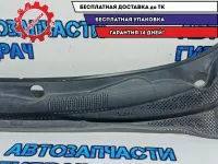 Решетка под лобовое стекло левая Chevrolet Cruze 95967373. Сломано крепление.