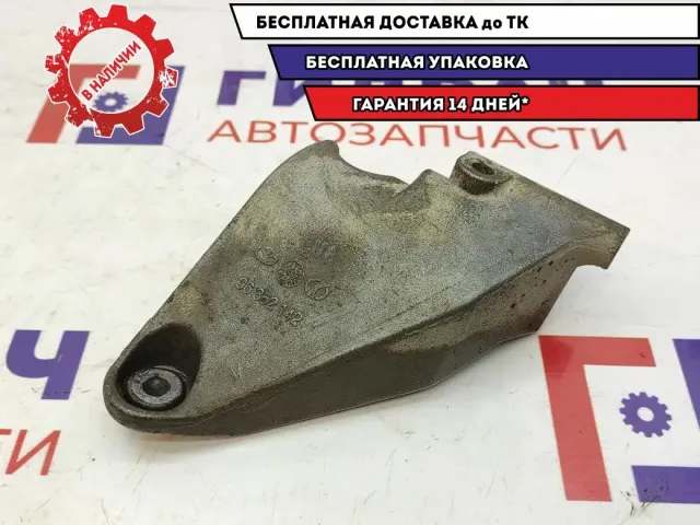 Кронштейн генератора нижний Chevrolet Aveo 96352142.