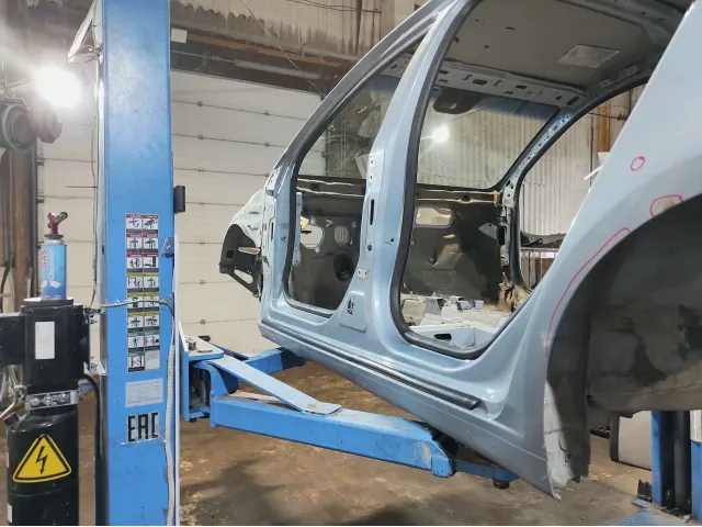 Порог со стойкой левый Chevrolet Cruze 95218139. Дефект ЛКП.