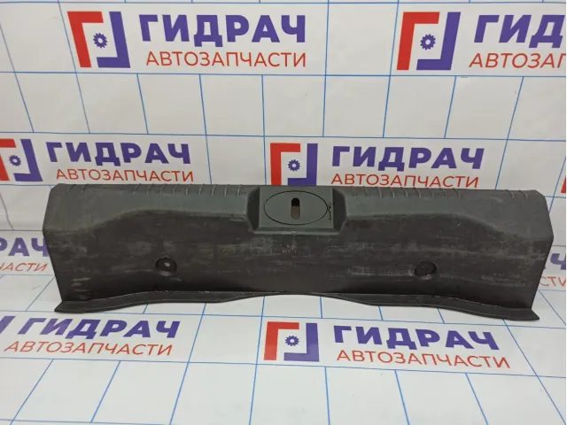 Обшивка багажника на заднюю панель Chevrolet Cruze 96961187. Потертости.