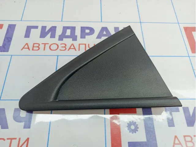 Накладка заднего крыла правого Chevrolet Cruze (J300) 96893218. Сломано крепление.