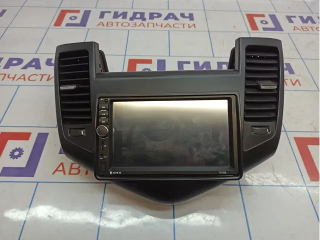 Магнитола Chevrolet Cruze (J300) . В сборе с центральными дефлекторами.