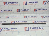 Накладка стекла заднего левого Chevrolet Cruze 95274249. Потертость. Наружняя.